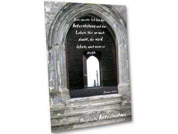 Christliche Trauerkarte: Steinportal alter Kapelle