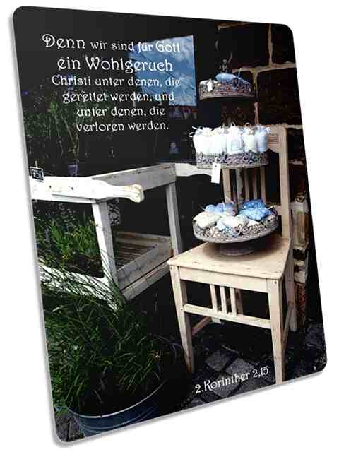Postkarte: Antiker Stuhl mit Lavendel-Säckchen