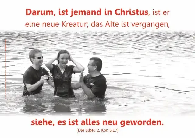 Freudige Taufszene mit Menschen am Flussufer – im Licht der aufgehenden Sonne wird ein Mensch getauft, umgeben von Gemeinschaft, Natur und göttlichem Frieden.