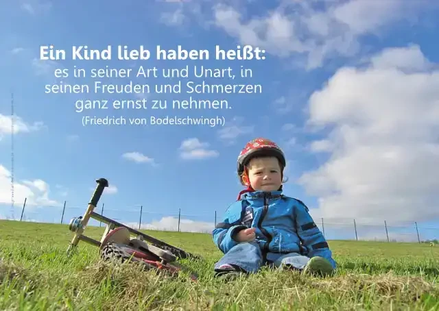 Ein nachdenklicher Junge sitzt im hohen Gras, in eine friedliche Naturlandschaft eingebettet – Symbol für Gebet, Vertrauen und Stille.