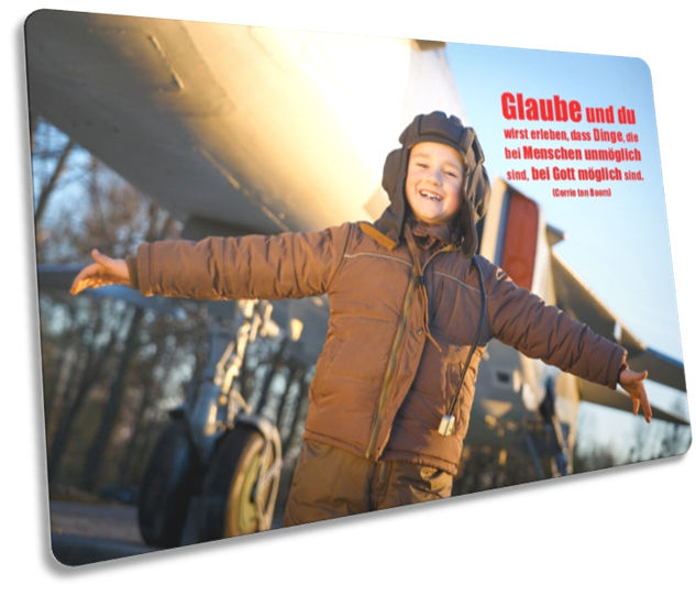 Postkarte: Junge im Pilotendress