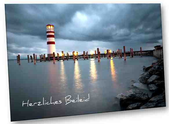 Christliche Trauerkarte:Leuchtturm vor Regenwolken
