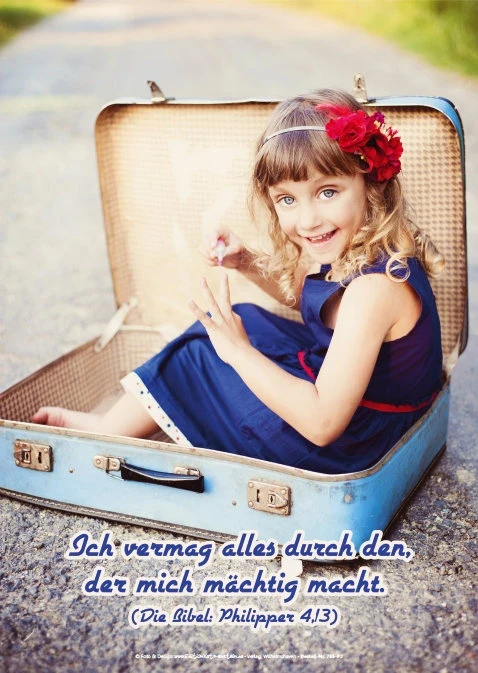 Fröhliches Mädchen sitzt in einem offenen, alten Reisekoffer, farbenfrohes Motiv mit Bibelvers ›Ich vermag alles durch den, der mich mächtig macht‹ (Philipper 4,13)