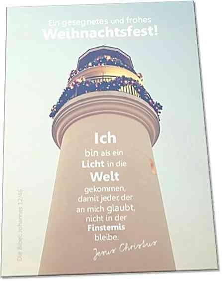 Christliche Weihnachtskarte: Weihnachtlich geschmückter Leuchtturm