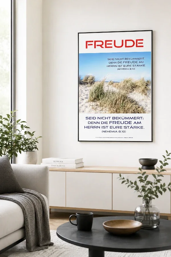 Christliches DIN-A2-Hochformat-Poster u201eFreudeu201c mit Bibelvers aus Nehemia 8,10 als stilvolle Wanddekoration in einem modernen Wohnzimmer.