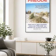 Christliches DIN-A2-Hochformat-Poster u201eFreudeu201c mit Bibelvers aus Nehemia 8,10 als stilvolle Wanddekoration in einem modernen Wohnzimmer.