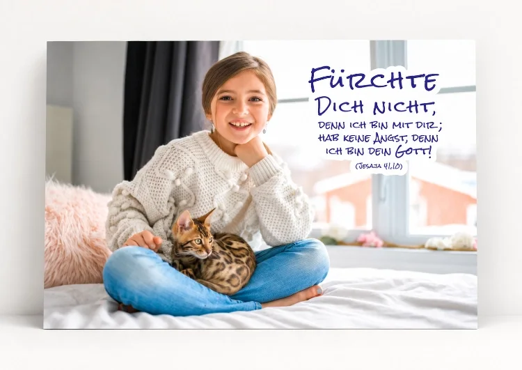 Freigestelltes DIN-A3-Poster zur Jahreslosung 2027 mit einem Mädchen und einer Katze am Fenster