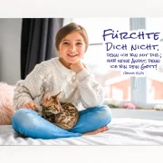Freigestelltes DIN-A3-Poster zur Jahreslosung 2027 mit einem Mädchen und einer Katze am Fenster