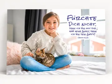 Jahreslosung 2027, Poster A4 | Fürchte dich nicht – Mädchen mit Katze am Fenster