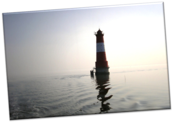 Leinwanddruck: Arngaster Leuchtturm im Gegenlicht