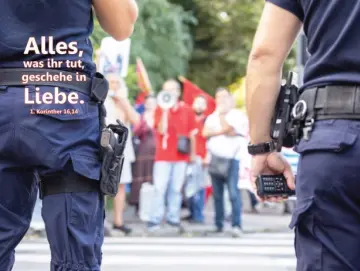 Banner Jahreslosung 2024 -Polizisten und Demonstranten