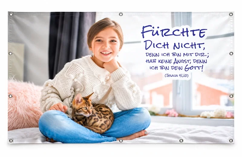 Banner zur Jahreslosung 2027 mit Mädchen und Katze am Fenster, Frontlit-Plane 200 × 130 cm mit Metallösen auf hellem Hintergrund.