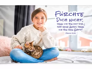 Banner Jahreslosung 2027 – Mädchen mit Katze am Fenster