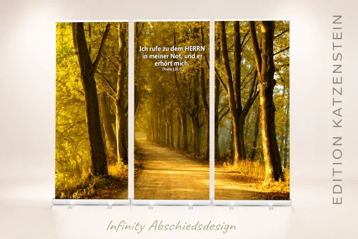 Dreiteiliges Roll-Up Display mit herbstlichem Waldweg im Gegenlicht und Bibelvers: „Ich rufe zu dem HERRN in meiner Not, und er erhört mich.“ – Psalm 120,1, Infinity Abschiedsdesign