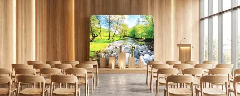 Zipper-Wall mit Frühlings-Flussaue als Hintergrund in einer Trauerhalle im praktischen Einsatz