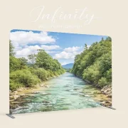 Eine freigestellte Zipper-Wall mit einem Bild des Flusses Isar- Dekoration Trauerhalle - Infinity Abschiedsdesign
