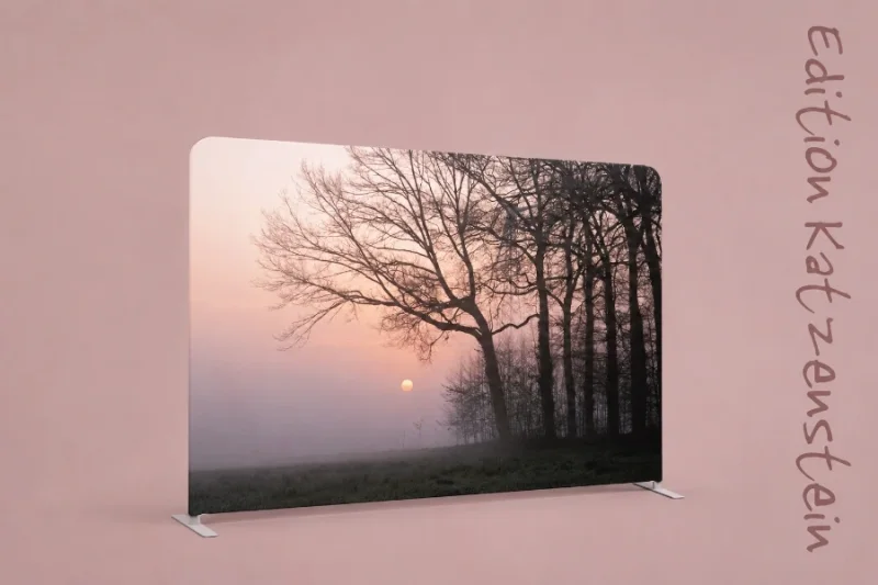 Zipper-Wall Bäume vor Sonnenuntergang – stimmungsvolle Dekoration mit Baum-Silhouetten für Trauerhallen, Kapellen und Bestattungsräume