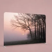 Zipper-Wall Bäume vor Sonnenuntergang – stimmungsvolle Dekoration mit Baum-Silhouetten für Trauerhallen, Kapellen und Bestattungsräume