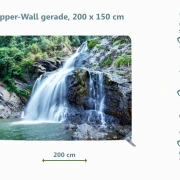 Bestatterbedarf - Natürlicher Wasserfall fließt über dunkle Felsen in ein ruhiges Becken, umgeben von dichter grüner Vegetation