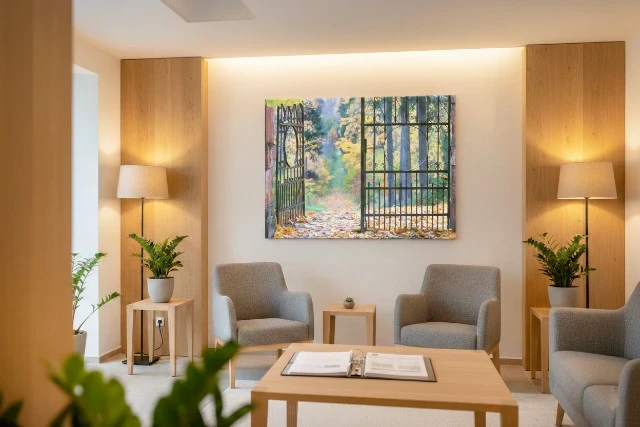 Bestatterbedarf Leinwanddruck: Offenstehendes Parktor