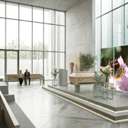 Moderne Trauerhalle mit Sarg, würdevoll dekoriiert mit Roll-Up-Displays
