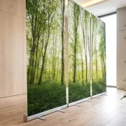 Seitenprofil des Roll-Up Sets „Frühlingswald“ mit naturinspiriertem Waldmotiv in einer modernen Trauerhalle für professionelle Abschiedsgestaltung. - Bestatterbedarf für Trauerhallen