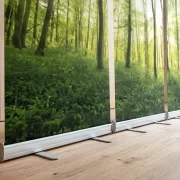 Bestatterbedarf - Nahaufnahme - Roll-Up Set „Frühlingswald“ mit detailliertem Waldmotiv und stabilem Roll-Up-System für die Dekoration von Trauerhallen.