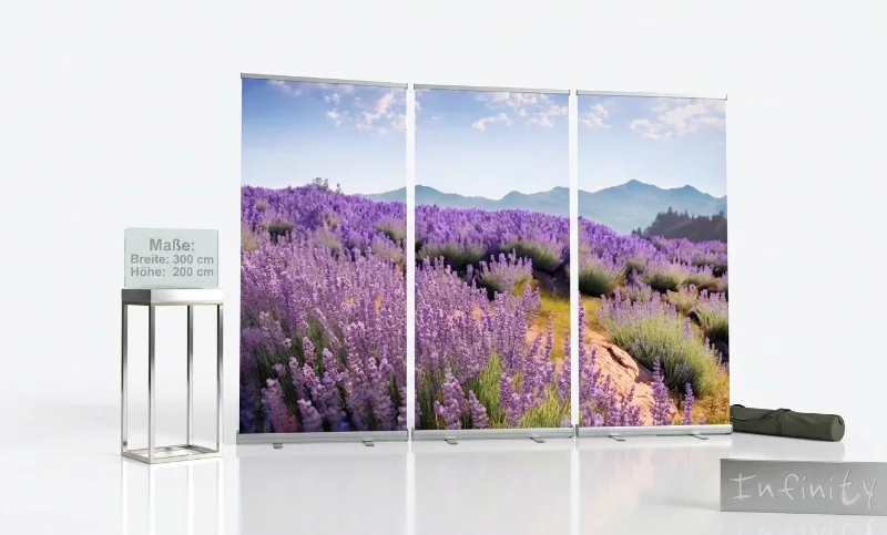 Freigestelltes 3-teiliges Roll-up-Display System Infinity mit einem weiten Lavendelfeld-Motiv und Transporttasche vor weißem Hintergrund
