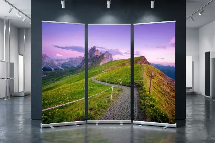 3-teiliges Roll-Up Display Abenddämmerung in den Dolomiten mit Bergpanorama und Blumenwiesen für Trauerhalle