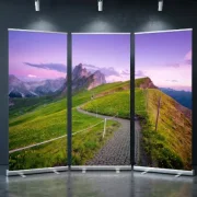 3-teiliges Roll-Up Display Abenddämmerung in den Dolomiten mit Bergpanorama und Blumenwiesen für Trauerhalle