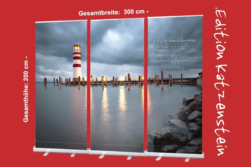 Roll-Up-Display mit Leuchtturm-Motiv vor Regenwolken und Bibelvers – christliche Dekoration für Trauerhallen und Abschiedsräume