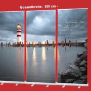 Roll-Up-Display mit Leuchtturm-Motiv vor Regenwolken und Bibelvers – christliche Dekoration für Trauerhallen und Abschiedsräume
