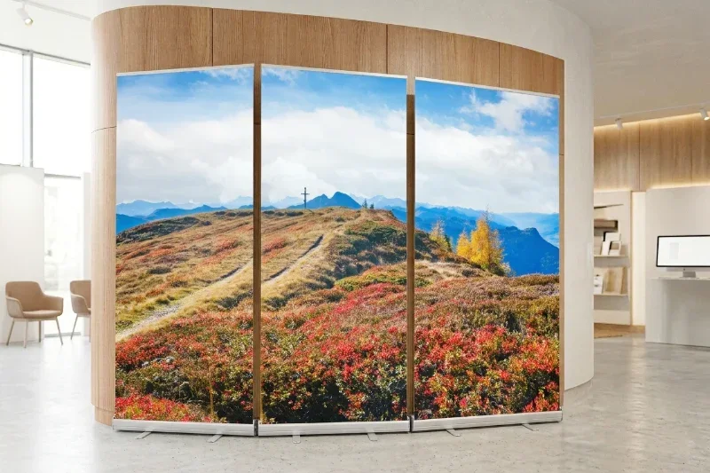 Trauerhalle modern gestaltet mit dem Roll-Up Set Gipfel-Glühen – Infinity Abschiedsdesign