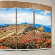 Trauerhalle modern gestaltet mit dem Roll-Up Set Gipfel-Glühen – Infinity Abschiedsdesign