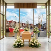 Modern mit Roll-Ups dekorierte Trauerhalle mit Kutter-Motiv