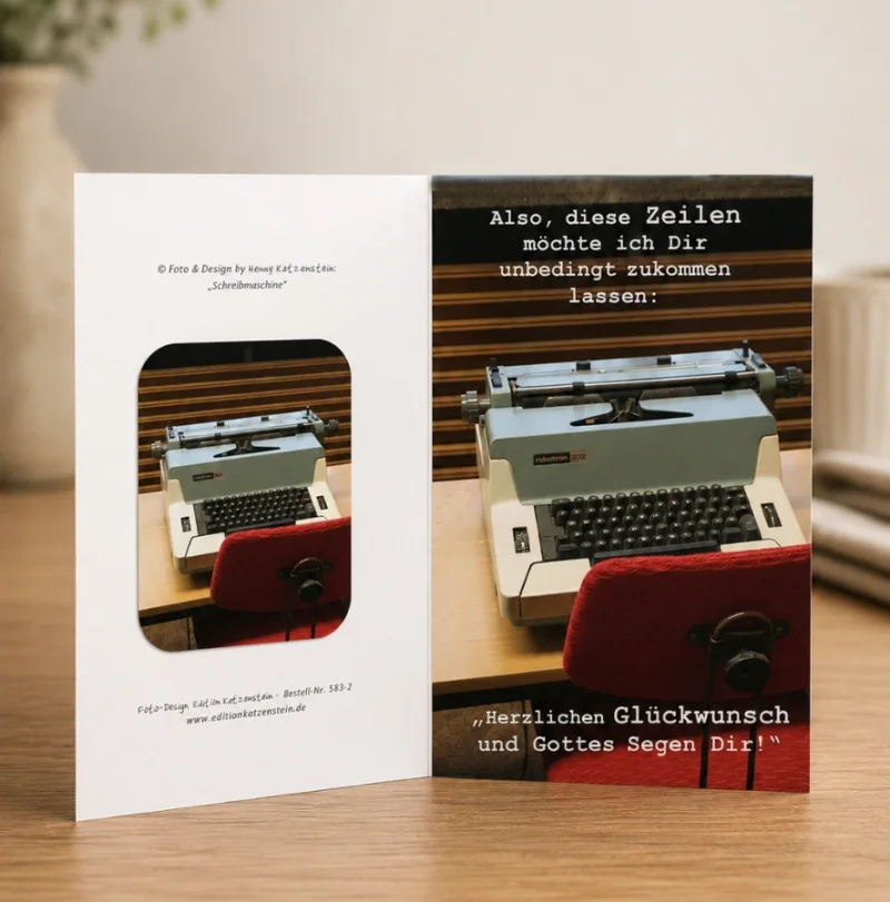 Hochwertiges Produktfoto der christlichen Klappkarte DIN A6 „Schreibmaschine“ von Edition Katzenstein – aufgeklappte Geburtstagskarte mit Schreibmaschine und christlichem Geburtstagsgruß.