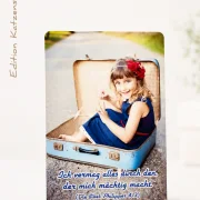 Christliche DIN-A6-Postkarte mit lächelndem Mädchen im Koffer und dem Bibelvers „Ich vermag alles durch den, der mich mächtig macht.“ (Philipper 4,13).