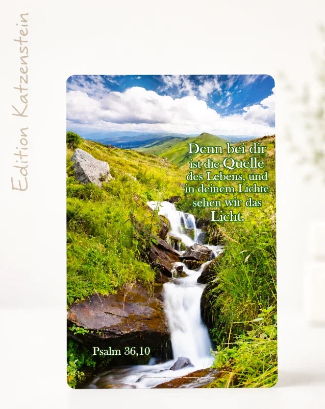 Freigestelltes Produktfoto einer christlichen DIN-A6-Postkarte mit Wasserfall und dem Bibelvers aus Psalm 36,10 „Denn bei dir ist die Quelle des Lebens“.