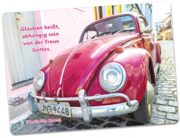 Christliche Postkarte: Himbeerfarbener VW-Käfer am Straßenrand