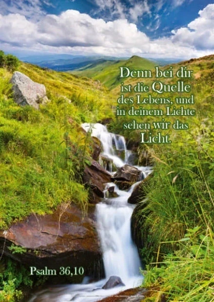 Christliche Postkarte A6 zeigt einen kleinen Wasserfall in grüner Wiesenlandschaft mit Bibelvers Psalm 36,10: ‚Denn bei dir ist die Quelle des Lebens…