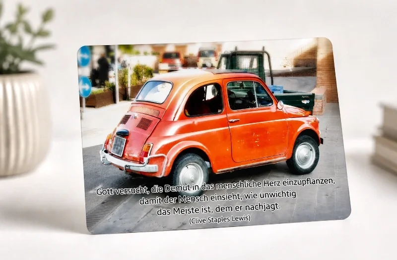 Hochwertiges Produktfoto der christlichen DIN-A6-Postkarte „Oldtimer Fiat 500“ mit leicht abgerundeten Ecken. Das Motiv zeigt einen klassischen Fiat 500 und ein inspirierendes Zitat von C. S. Lewis über Demut.