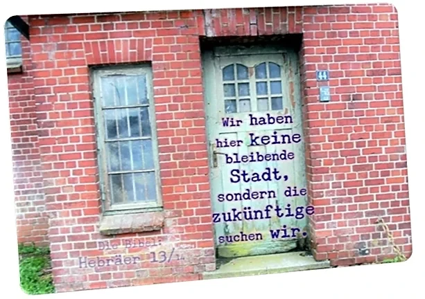 Christliche Postkarte: Verwitterte Tür