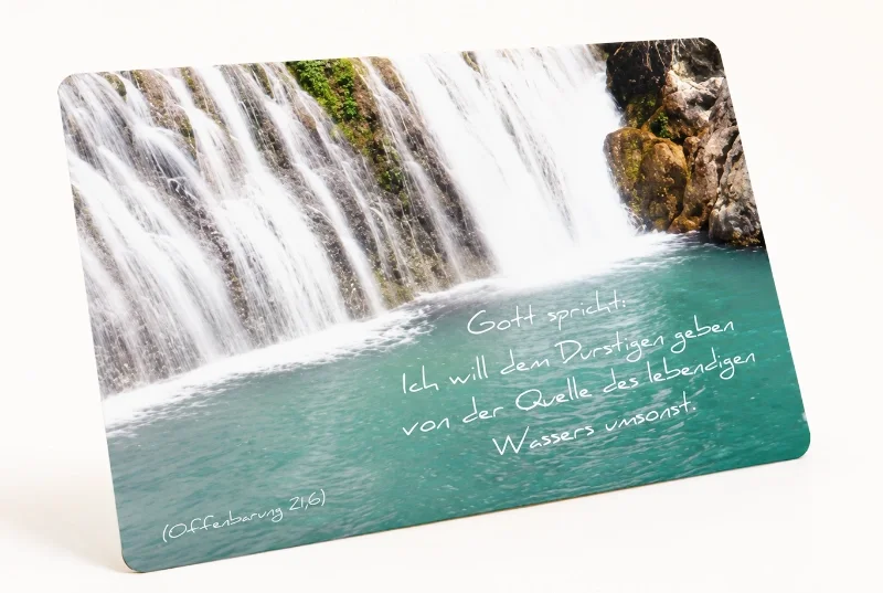 Hochwertiges Produktfoto der christlichen DIN-A6-Postkarte „Wasserfall – Lebendiges Wasser“ mit leicht abgerundeten Ecken. Das Motiv zeigt einen kraftvollen Wasserfall und den Bibelvers aus Offenbarung 21,6 über das Wasser des Lebens.