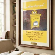 Hyperrealistisches Produktfoto eines gerahmten A2-Posters im Hochformat mit dem Titel „Liebesbrief von Gott“. Das Poster hängt in einem dunklen Holzrahmen an einer beigen Wand über einem antiken Schreibtisch. Auf dem Tisch liegen eine aufgeschlagene Bibel, ein Federkiel und Briefe mit rotem Siegel.