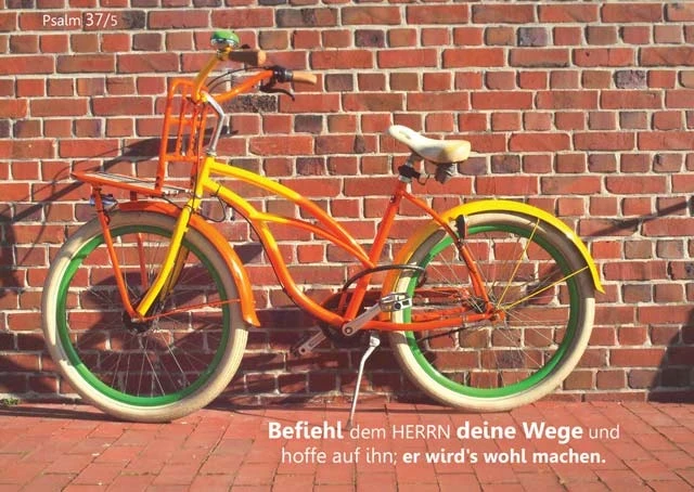 Grellbuntes Fahrrad vor hellem Hintergrund mit Bibelvers Psalm 37,5, christliches Poster A2 für Schaukasten und Wohnräume