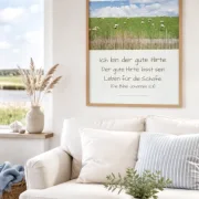 Christliches DIN-A2-Hochformat-Poster „Jesus spricht: Ich bin der gute Hirte“ über einem modernen Sideboard im friesischen Wohnstil mit maritimer Einrichtung.