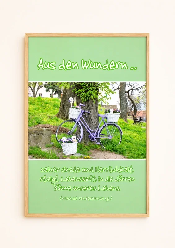 Christliches Poster „Aus den Wundern …“ im DIN-A2-Hochformat in einem schmalen Rahmen aus hellem Eichenholz. Hochwertiges Produktfoto mit modernem skandinavischem Design und inspirierendem Zitat von Friedrich von Bodelschwingh.