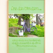 Christliches Poster „Aus den Wundern …“ im DIN-A2-Hochformat in einem schmalen Rahmen aus hellem Eichenholz. Hochwertiges Produktfoto mit modernem skandinavischem Design und inspirierendem Zitat von Friedrich von Bodelschwingh.