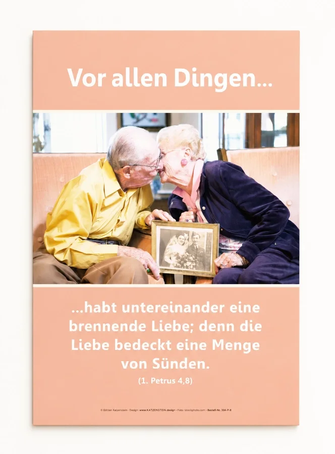 Christliches DIN A2 Poster im Hochformat von Edition Katzenstein mit einem liebevollen älteren Ehepaar und dem Bibelvers aus 1. Petrus 4,8 über die Liebe.