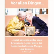 Christliches DIN A2 Poster im Hochformat von Edition Katzenstein mit einem liebevollen älteren Ehepaar und dem Bibelvers aus 1. Petrus 4,8 über die Liebe.